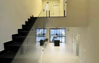 Imagem: A casa em condomínio possui 4 Dormitórios, 5 Banheiros, 4