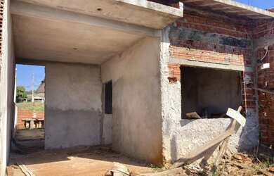 Imagem: A casa possui 2 Dormitórios, 1 Banheiro, 1 Vaga na garagem