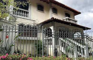 Imagem: A casa possui 4 Dormitórios, 4 Banheiros, 4 Vagas na garagem