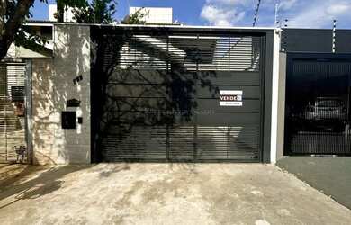 Imagem: A casa possui 3 Dormitórios, 4 Banheiros, 3 Vagas na garagem