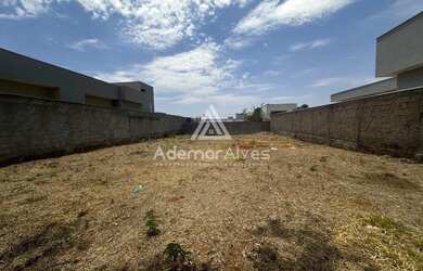 Imagem: O terreno possui 504m² de Área e está localizado em Alto