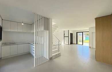 Imagem: A casa possui 3 Dormitórios, 3 Banheiros, 2 Vagas na garagem