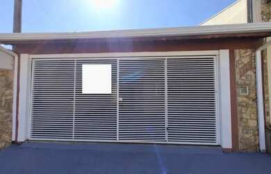 Imagem: A casa possui 3 Dormitórios, 2 Banheiros e está localizado