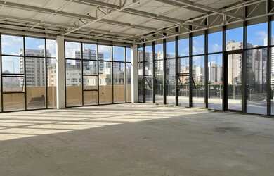 Imagem: O depósito possui 5 Vagas na garagem, 697m² de Área e está