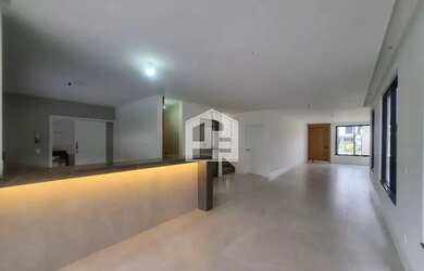 Imagem: A casa em condomínio possui 4 Dormitórios, 5 Banheiros, 2