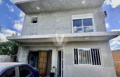 Imagem: A casa possui 3 Dormitórios, 3 Banheiros, 2 Vagas na garagem