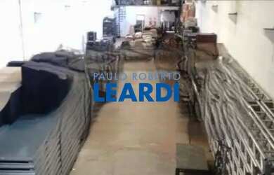 Imagem: O depósito possui 3 Vagas na garagem, 400m² de Área e está