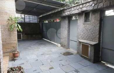 Imagem: A casa possui 5 Dormitórios, 5 Banheiros, 2 Vagas na garagem