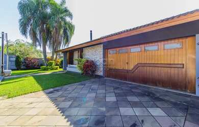 Imagem: A casa possui 3 Dormitórios, 4 Banheiros, 2 Vagas na garagem