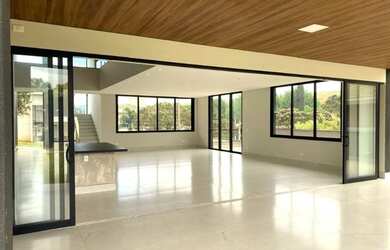 Imagem: A casa possui 3 Dormitórios, 5 Banheiros, 5 Vagas na garagem