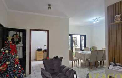 Imagem: A casa possui 4 Dormitórios, 4 Banheiros, 2 Vagas na garagem