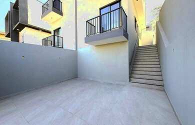 Imagem: A casa possui 2 Dormitórios, 2 Banheiros, 2 Vagas na garagem