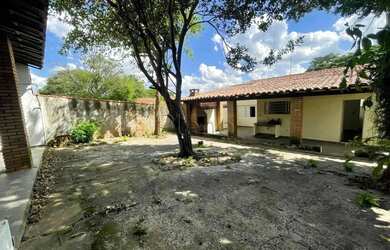 Imagem: A casa possui 3 Dormitórios, 1 Banheiro, 3 Vagas na garagem