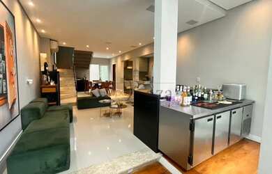 Imagem: A casa em condomínio possui 4 Dormitórios, 5 Banheiros, 2