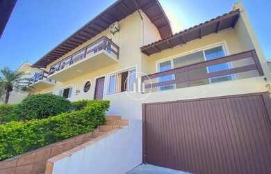 Imagem: A casa possui 4 Dormitórios, 5 Banheiros, 2 Vagas na garagem