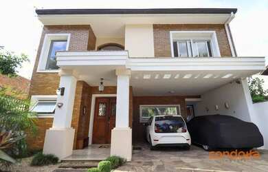 Imagem: A casa possui 4 Dormitórios, 3 Banheiros, 4 Vagas na garagem