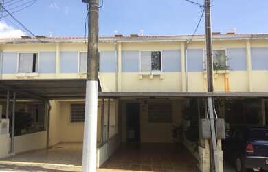 Imagem: A casa em condomínio possui 3 Dormitórios, 2 Banheiros, 1