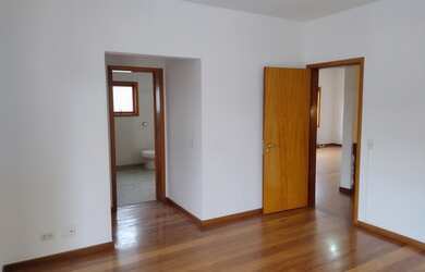 Imagem: A casa em condomínio possui 4 Dormitórios, 3 Banheiros, 4