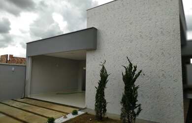 Imagem: A casa possui 3 Dormitórios, 3 Banheiros, 2 Vagas na garagem