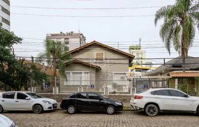 Imagem: A casa possui 5 Dormitórios, 4 Banheiros, 5 Vagas na garagem