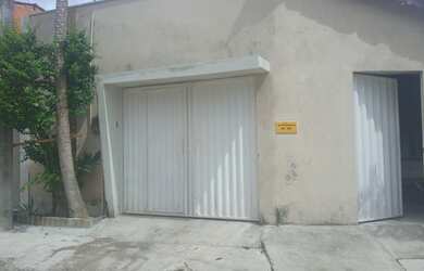 Imagem: A casa possui 3 Dormitórios, 2 Banheiros, 2 Vagas na garagem