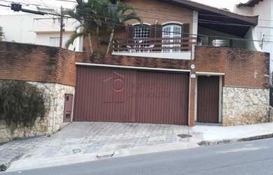 Imagem: A casa possui 4 Dormitórios, 4 Banheiros, 4 Vagas na garagem