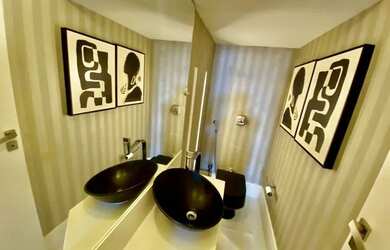 Imagem: A casa possui 4 Dormitórios, 5 Banheiros, 2 Vagas na garagem