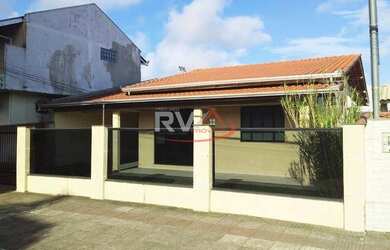 Imagem: A casa possui 5 Dormitórios, 3 Banheiros, 3 Vagas na garagem