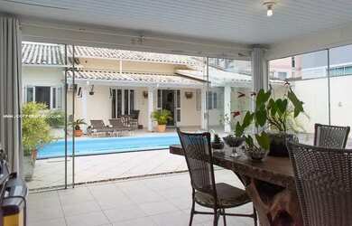 Imagem: A casa possui 4 Dormitórios, 2 Banheiros, 5 Vagas na garagem