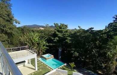 Imagem: A casa possui 4 Dormitórios, 5 Banheiros, 4 Vagas na garagem