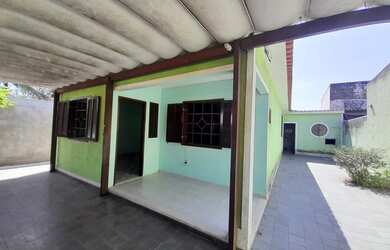 Imagem: A casa possui 3 Dormitórios, 2 Banheiros, 2 Vagas na garagem