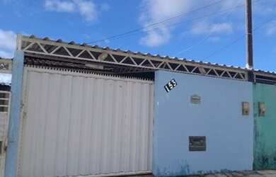 Imagem: A casa possui 2 Dormitórios, 1 Banheiro, 1 Vaga na garagem