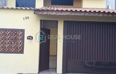 Imagem: A casa possui 3 Dormitórios, 2 Banheiros, 2 Vagas na garagem