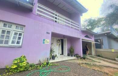 Imagem: A casa possui 3 Dormitórios, 2 Banheiros, 2 Vagas na garagem