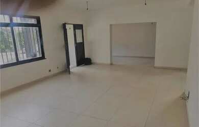 Imagem: O depósito possui 4 Vagas na garagem e 370m² de Área e está