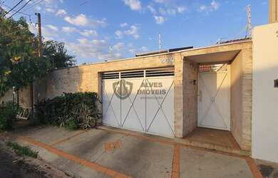 Imagem: A casa possui 3 Dormitórios, 4 Banheiros, 4 Vagas na garagem