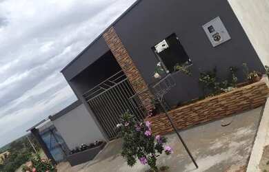 Imagem: A casa possui 3 Dormitórios, 2 Banheiros, 3 Vagas na garagem