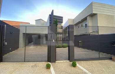 Imagem: A casa possui 4 Dormitórios, 1 Banheiro, 2 Vagas na garagem