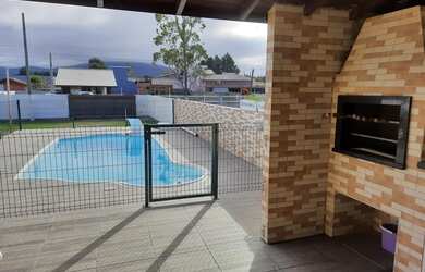 Imagem: A casa possui 3 Dormitórios, 2 Banheiros, 4 Vagas na garagem