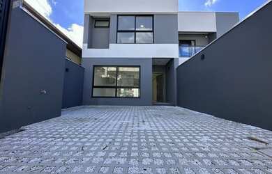 Imagem: A casa possui 3 Dormitórios, 3 Banheiros, 2 Vagas na garagem