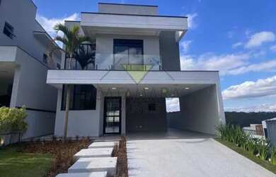 Imagem: A casa em condomínio possui 3 Dormitórios, 1 Banheiro, 4 Vagas