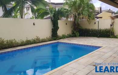 Imagem: A casa em condomínio possui 4 Dormitórios, 2 Banheiros, 5