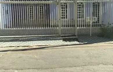 Imagem: A casa possui 3 Dormitórios, 3 Banheiros, 1 Vaga na garagem