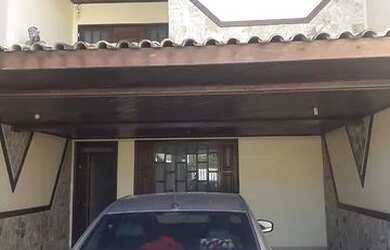 Imagem: A casa possui 3 Dormitórios, 1 Banheiro, 3 Vagas na garagem