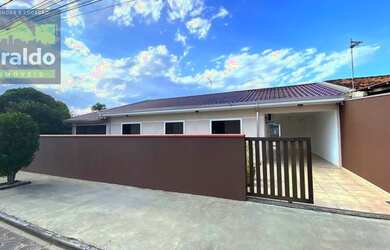 Imagem: A casa possui 4 Dormitórios, 1 Banheiro, 2 Vagas na garagem