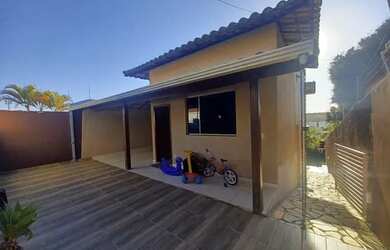 Imagem: A casa possui 3 Dormitórios, 4 Banheiros, 2 Vagas na garagem