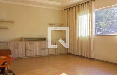 Imagem: A casa possui 4 Dormitórios, 4 Banheiros, 1 Vaga na garagem