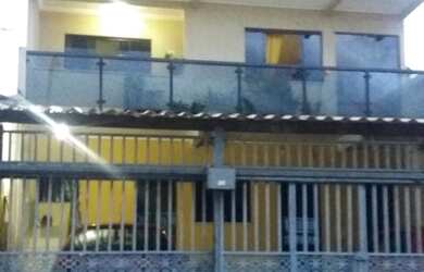 Imagem: A casa possui 3 Dormitórios, 2 Banheiros, 1 Vaga na garagem