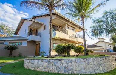 Imagem: A casa possui 3 Dormitórios, 4 Banheiros, 5 Vagas na garagem