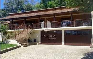 Imagem: A casa possui 3 Dormitórios, 3 Banheiros, 2 Vagas na garagem